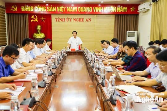 Trưởng ban Tổ chức Tỉnh ủy Lê Đức Cường chủ trì duyệt Đại hội các xã Hải Châu, Tân Châu, An Châu