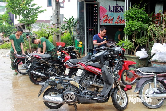 Hàng loạt xe máy ngập trong vũng bùn ở miền Tây Nghệ An được sửa chữa miễn phí