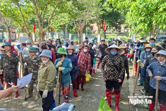 160 cán bộ, người dân xã Nga My hỗ trợ xã Tương Dương khắc phục hậu quả sau lũ