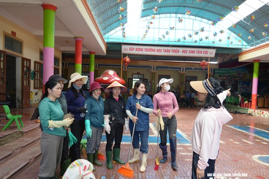 Giáo viên Nghệ An tựu trường sớm để chung tay khắc phục bão lũ