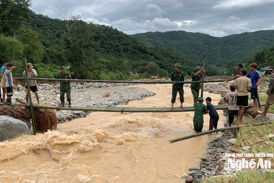 Bộ đội Biên phòng Nghệ An làm cầu tạm qua suối cho xã có 5 cây cầu bị lũ cuốn trôi, 21 thôn bản đang bị cô lập