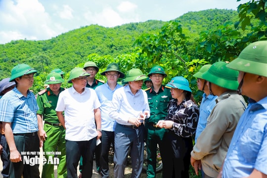 Chủ tịch UBND tỉnh Nghệ An Lê Hồng Vinh kiểm tra, chỉ đạo khắc phục hậu quả mưa lũ tại xã biên giới Mường Típ