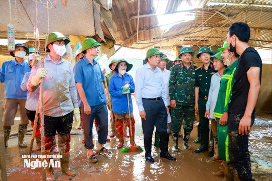 Chủ tịch UBND tỉnh Nghệ An Lê Hồng Vinh kiểm tra công tác khắc phục mưa lũ tại các xã Lượng Minh, Tương Dương