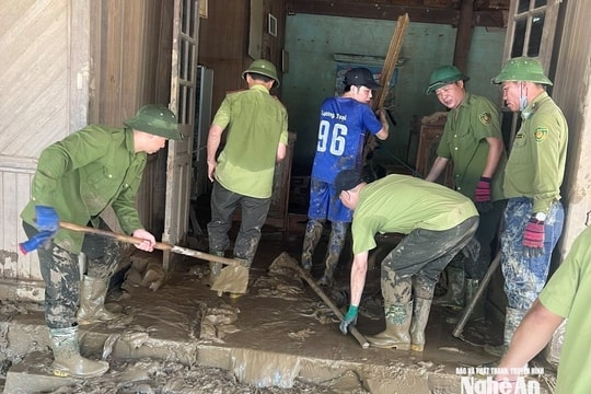 80 cán bộ kiểm lâm chủ động thực phẩm, mang theo dụng cụ để giúp người dân miền Tây Nghệ An khắc phục hậu quả mưa lũ