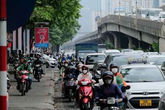 Ùn tắc giao thông Hà Nội: Ô tô lấn làn, xe máy điền vào chỗ trống