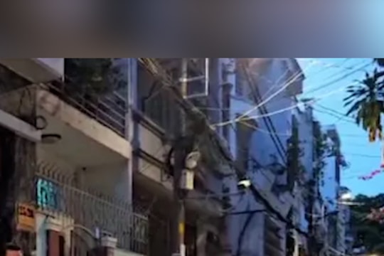 Xe điện phát cháy trong nhà, 7 người hoảng loạn tìm đường thoát thân