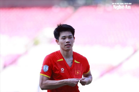 Tiền đạo Đình Bắc có hành động ý nghĩa hướng về người dân vùng lũ Nghệ An