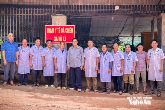 Tăng cường 11 cán bộ y tế để phòng, chống dịch bệnh cho các bản đang bị chia cắt ở xã Mỹ Lý