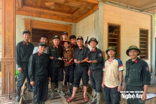 Công an Nghệ An trao trả lại nhiều tài sản có giá trị bị vùi dưới bùn đất cho người dân vùng lũ