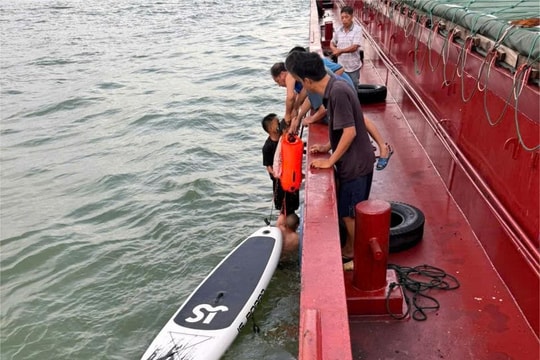 Hai cha con ở phường Trường Vinh bị sóng cuốn trôi hơn 13 giờ trên biển, may mắn được cứu sống