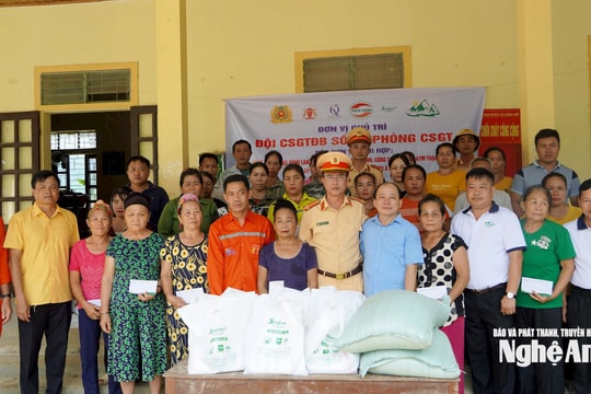 Công an tỉnh Nghệ An thăm hỏi, động viên người dân vùng lũ