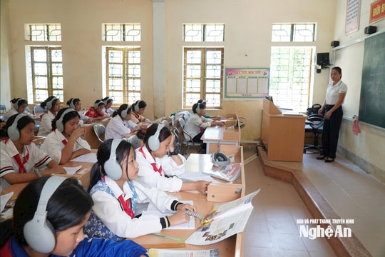 Nghe An proposes building 21 combined-level boarding schools for border communes