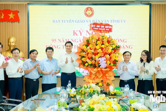 Phó Bí thư Thường trực Tỉnh ủy Nghệ An Hoàng Nghĩa Hiếu chúc mừng ngày truyền thống ngành Tuyên giáo của Đảng