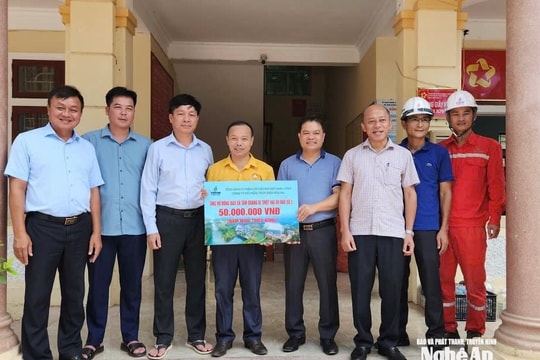 Công ty Cổ phần Thủy điện Hủa Na trao 300 triệu đồng hỗ trợ người dân vùng lũ