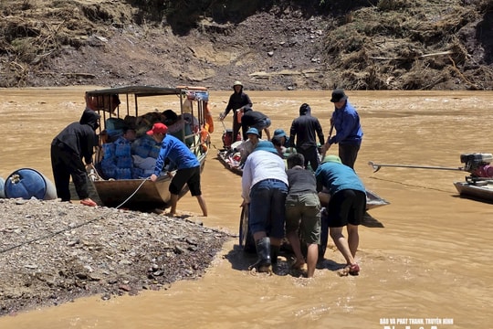 Khan hiếm xăng, dầu phục vụ cứu trợ người dân vùng lũ miền Tây Nghệ An