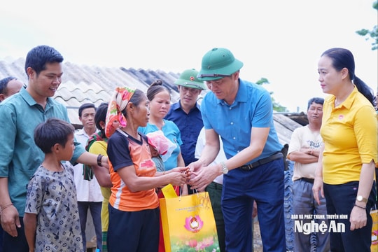 Phó Bí thư Thường trực Tỉnh ủy Nghệ An Hoàng Nghĩa Hiếu kiểm tra, chỉ đạo công tác khắc phục hậu quả do mưa lũ tại các xã biên giới