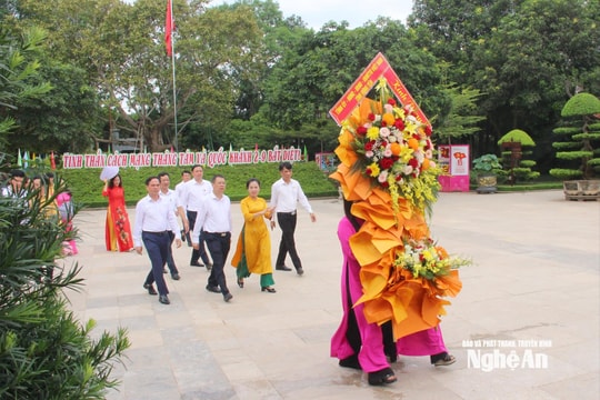 Đoàn công tác tỉnh Hưng Yên dâng hoa, dâng hương tưởng niệm Chủ tịch Hồ Chí Minh