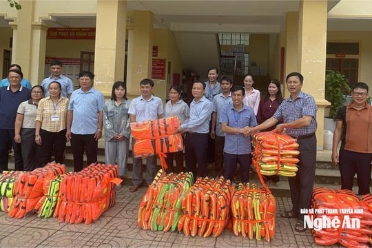 Ban An toàn Giao thông tỉnh Nghệ An trao áo phao cho người dân vùng lũ xã Lượng Minh