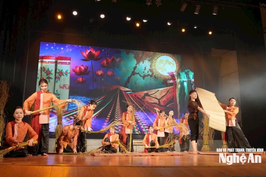 33 học sinh được trao chứng chỉ hoàn thành lớp năng khiếu dân ca