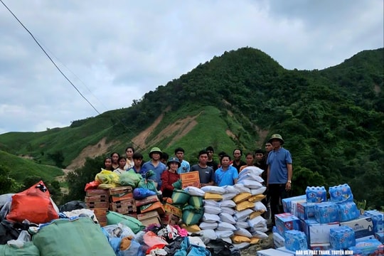 Xúc động hình ảnh chính quyền, người dân xã Mường Típ (Nghệ An) chia sẻ hàng cứu trợ lũ lụt cho người dân bản của nước bạn Lào