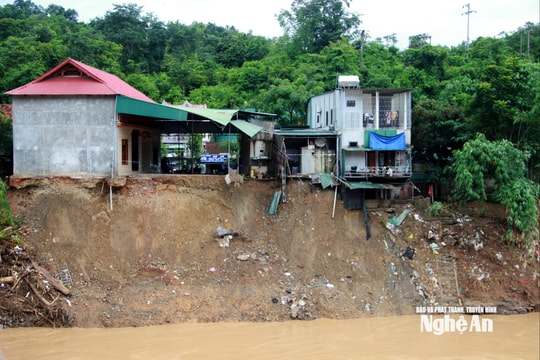 Miền Tây Nghệ An sau lũ: Nhà còn đó nhưng chênh vênh sát mép sông, người dân không dám về