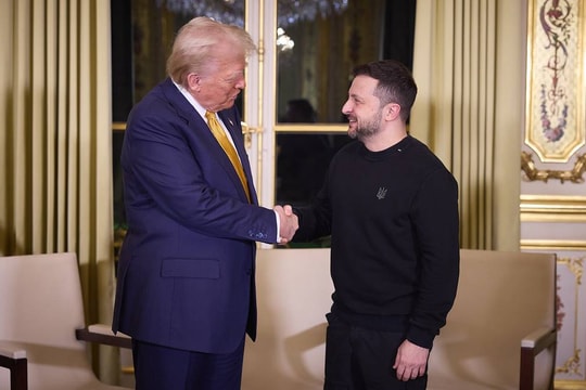 Ông Trump nói ông Zelensky ‘bình tĩnh hơn’ và yêu cầu ‘nhiều vũ khí hơn’
