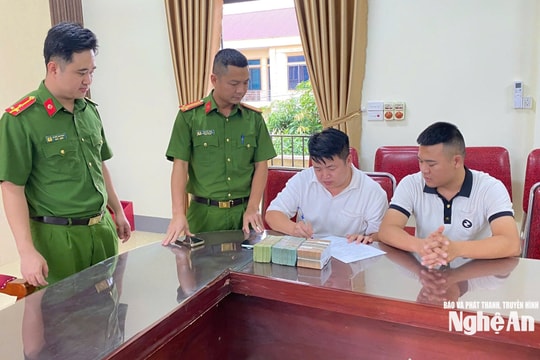 Công an xã Lam Thành hỗ trợ công dân nhận lại hơn 600 triệu đồng do chuyển nhầm tài khoản