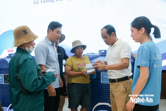 Bộ Nông nghiệp và Môi trường trao bồn chứa nước, viên khử khuẩn hỗ trợ người dân vùng lũ Tương Dương