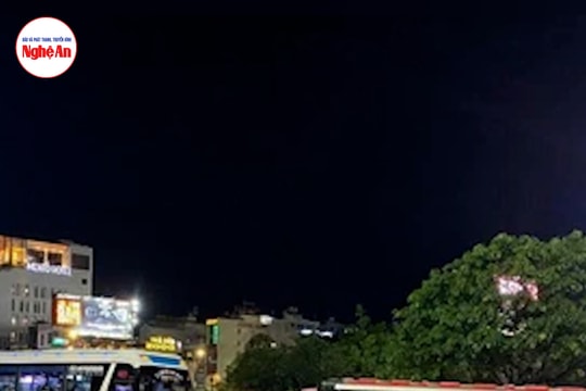 Băng qua đường, 3 người bị xe điện tông thương vong