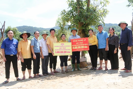 Phó Bí thư Tỉnh ủy Võ Thị Minh Sinh động viên, chỉ đạo khắc phục hậu quả lũ lụt ở các bản còn bị cô lập