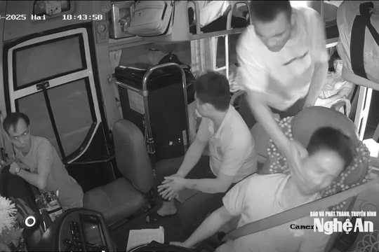 Bực tức vì bị gọi điện xác nhận điểm đón, nam hành khách say xỉn tát tài xế khi xe khách đang chạy