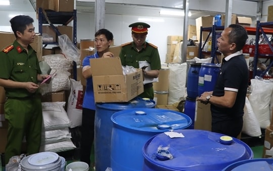 Khởi tố đường dây sản xuất thực phẩm chức năng giả quy mô lớn, bắt hai Giám đốc