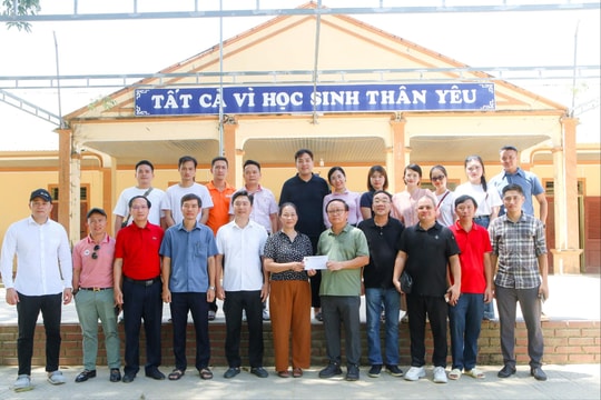 Hội Doanh nhân Nghệ Tĩnh tại Đà Nẵng trao 400 triệu đồng hỗ trợ vùng lũ Tương Dương