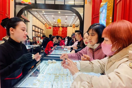 Giá vàng chiều nay 4/8/2025: Giá vàng trong nước và thế giới giảm nhẹ do chốt lời