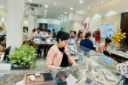 Giá vàng hôm nay 5/8: Giá vàng trong nước cao hơn thế giới 12 triệu đồng