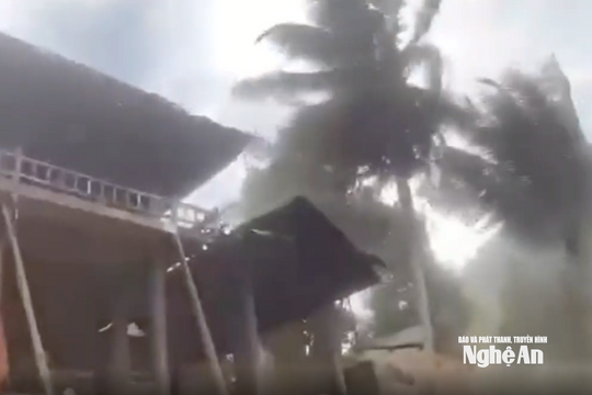 Gió lốc, mưa lớn ảnh hưởng nỗ lực khắc phục hậu quả tại các xã bị thiệt hại do thiên tai ở Nghệ An