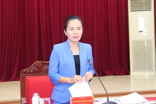 Đồng chí Võ Thị Minh Sinh chủ trì duyệt Đại hội Đảng bộ 5 xã: Quỳnh Lưu, Quỳnh Anh, Quỳnh Tam, Mường Xén, Tiền Phong