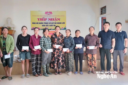 Văn phòng Đoàn ĐBQH và HĐND tỉnh trao quà hỗ trợ người dân vùng lũ Tương Dương