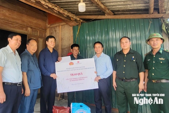 Hội đồng hương Nghệ An tại Hà Nội trao hỗ trợ Cựu chiến binh và người dân bị ảnh hưởng lũ lụt tại xã Mường Xén