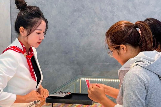 Giá vàng hôm nay 6/8: Giá vàng trong nước và thế giới cao kỷ lục, người dân sốt sắng mua vàng