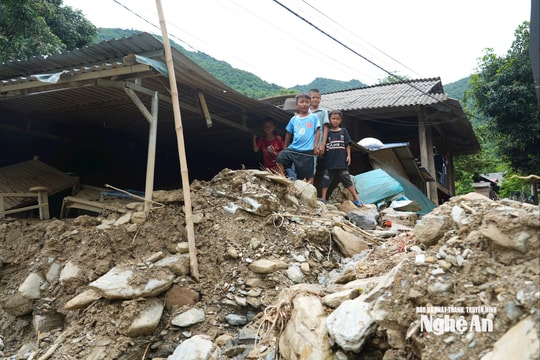 2 tuần sau lũ, xã Mường Típ (tỉnh Nghệ An) vẫn ngổn ngang bùn đất