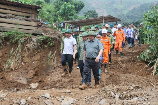Thủ tướng Phạm Minh Chính: Chậm nhất tháng 9 phải bố trí đất, xây dựng lại nhà ở cho các hộ bị mất nhà do thiên tai