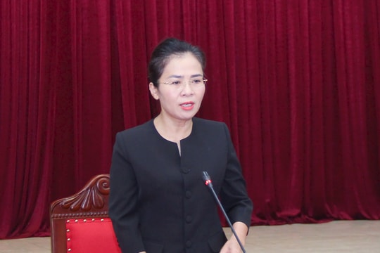 Đồng chí Võ Thị Minh Sinh chủ trì duyệt đại hội Đảng bộ 7 xã: Nghi Lộc, Phúc Lộc, Đông Lộc, Trung Lộc, Thần Lĩnh, Hải Lộc, Văn Kiều