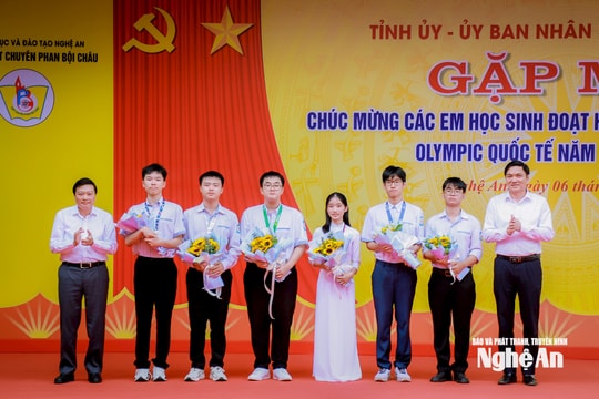 Lãnh đạo tỉnh Nghệ An chúc mừng học sinh Trường THPT chuyên Phan Bội Châu đoạt giải cao tại các cuộc thi quốc tế
