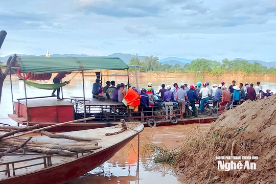 'Ngày nào tôi cũng đi, chắc không sao đâu' - người dân 'đánh cược' tại bến đò '3 không' nối 2 xã Bích Hào và Xuân Lâm