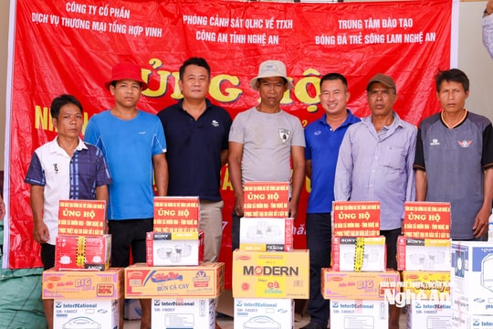 Trung tâm Đào tạo bóng đá trẻ Sông Lam Nghệ An trao quà cứu trợ cho người dân vùng lũ xã Nhôn Mai