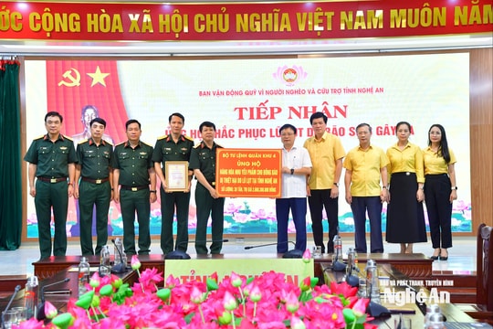 Bộ Tư lệnh Quân khu 4 ủng hộ nhu yếu phẩm trị giá hơn 2 tỷ đồng hỗ trợ đồng bào bị lũ lụt tỉnh Nghệ An