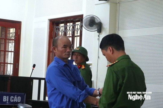 Bị chê hát không hay, người đàn ông ném bát vào mặt hàng xóm, gây thương tích 49%