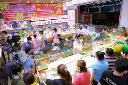 Giá vàng chiều nay 7/8/2025: Giá vàng trong nước và thế giới tăng vượt mốc 124 triệu, nhà đầu tư tích cực mua vào