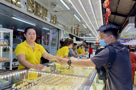 Giá vàng chiều nay 8/8/2025: Giá vàng trong nước và thế giới tăng vọt lên kỷ lục mới, Mỹ đánh thuế lên vàng miếng